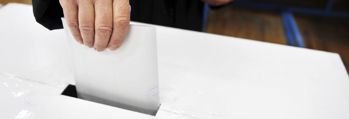 Symbolbild Abstimmung: Mann wirft Couvert in Briefkasten